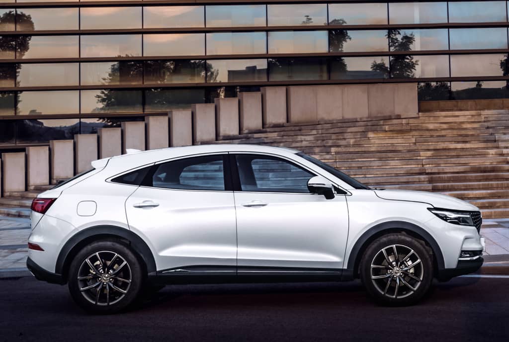 Elegante vista lateral del DFSK F5 que muestra la fluidez de sus líneas y la composición de su silueta.