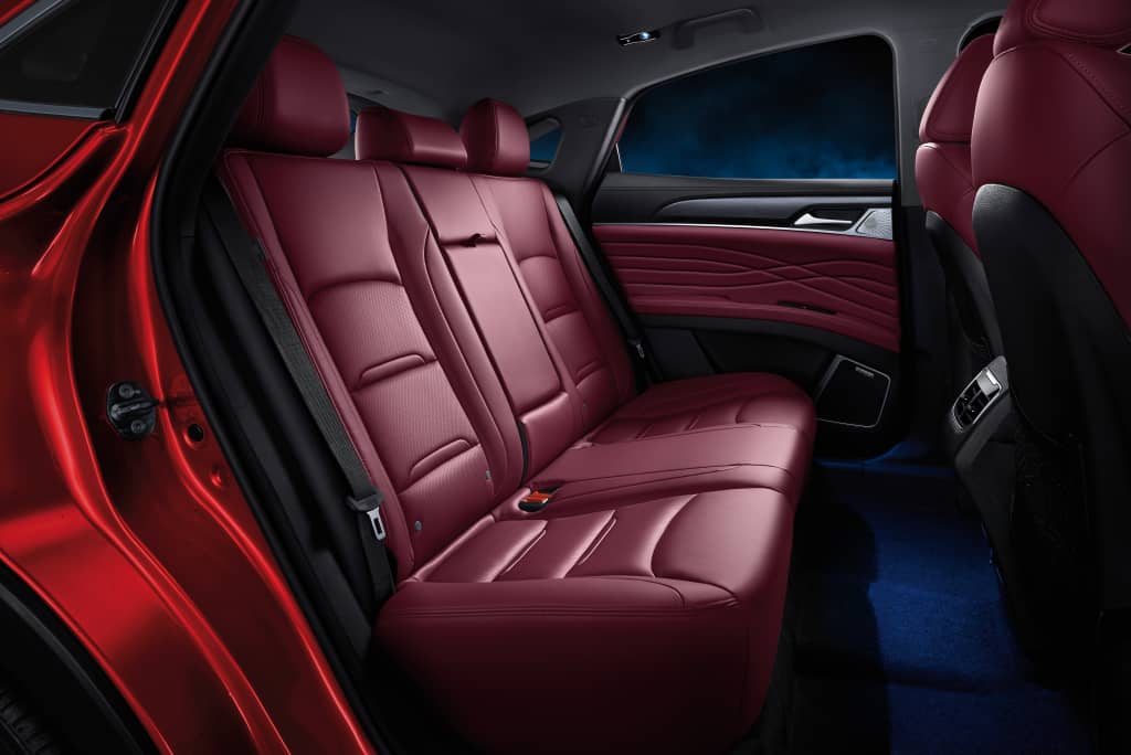 Habitáculo mostrando lujosos asientos de cuero rojo del DFSK F5.