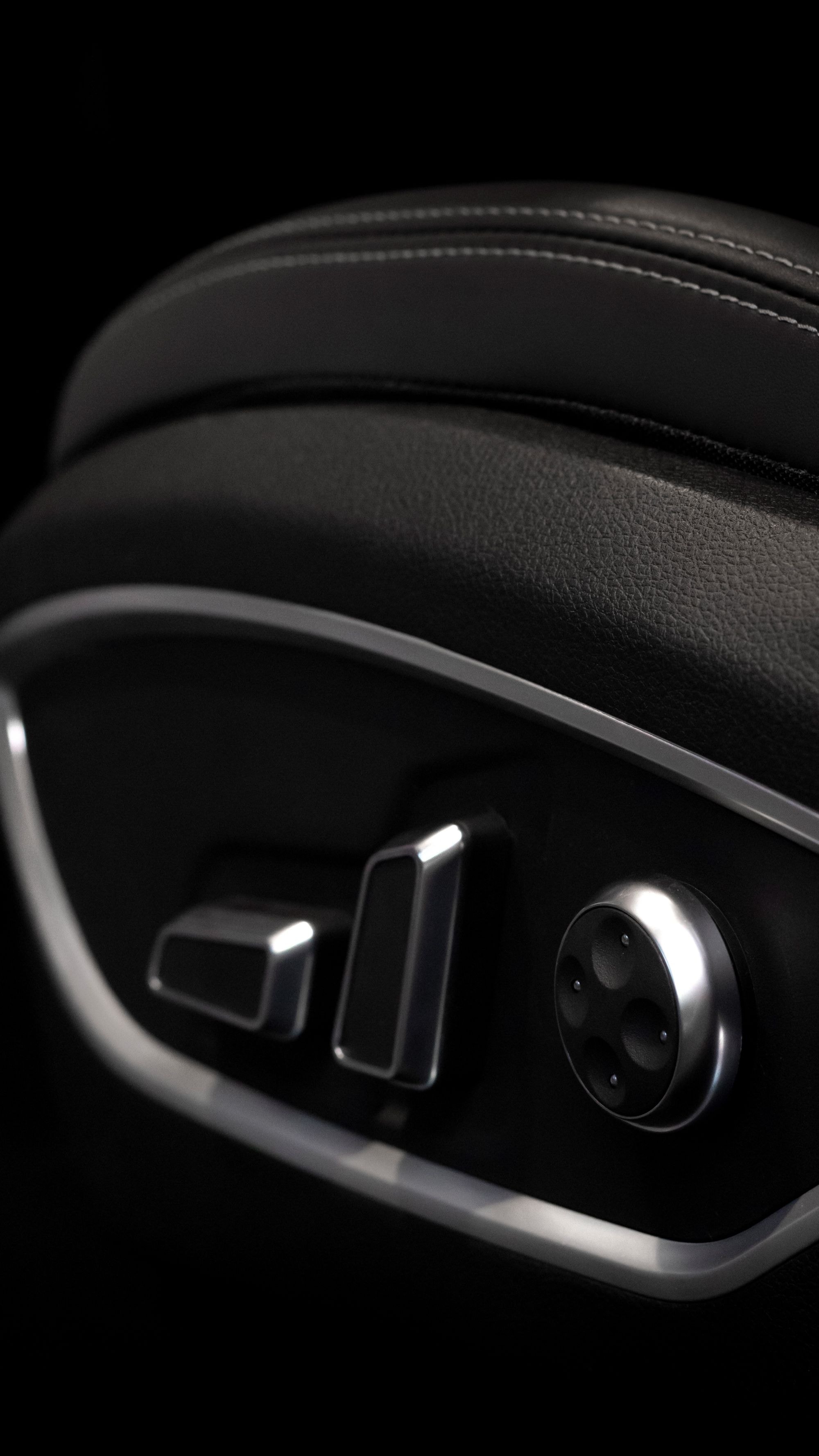 Vista lateral del DFSK F5 en un entorno boscoso, resaltando su robustez.