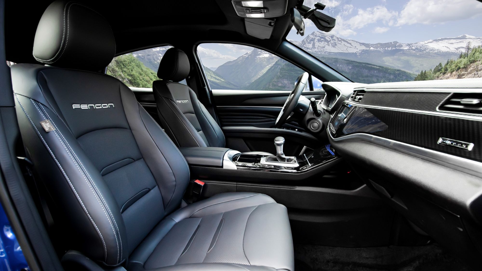 Pantalla de la cámara trasera del DFSK F5, ayudando en maniobras.