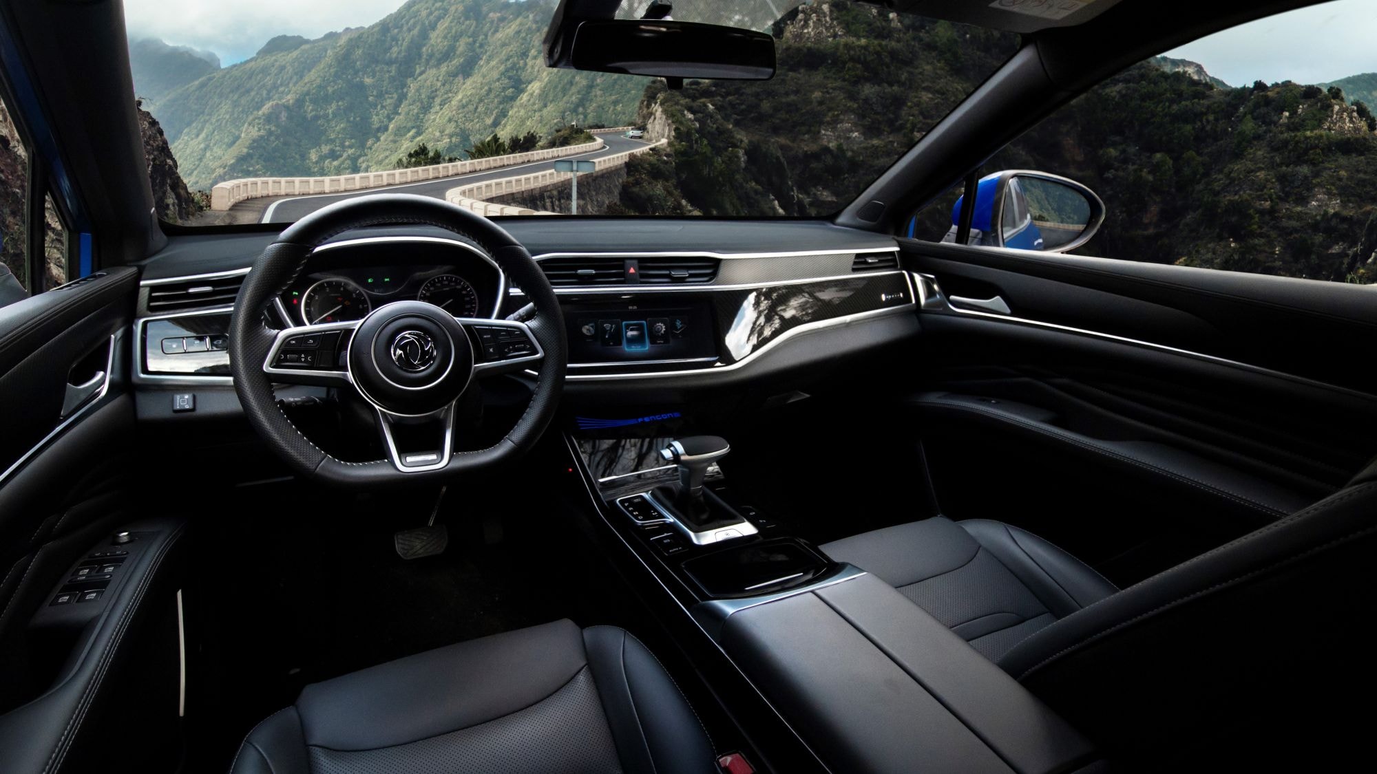 Detalle de la tapicería del asiento del DFSK F5, mostrando comodidad.