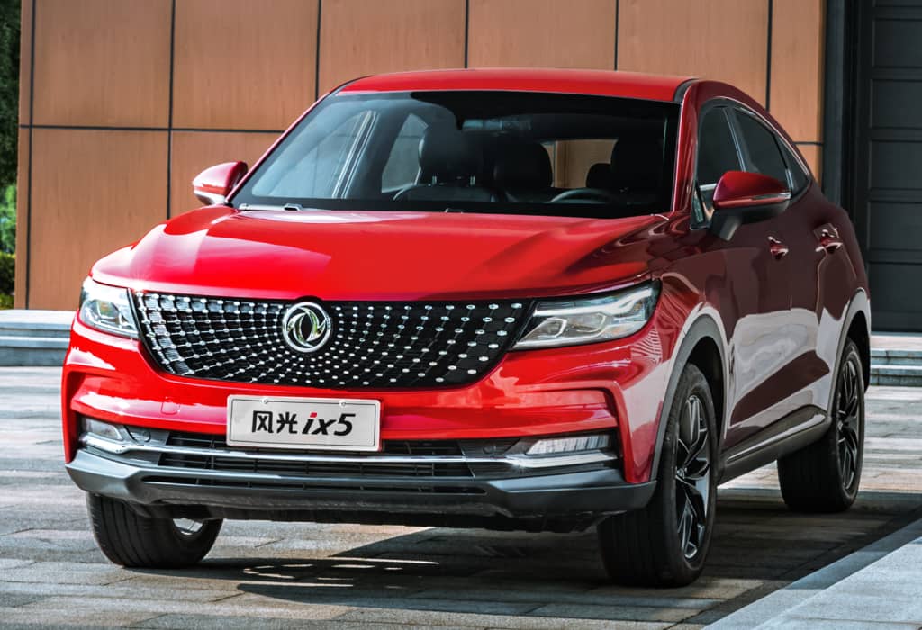 Imagen detallada de la parte frontal del DFSK F5 con énfasis en su parrilla y ópticas.