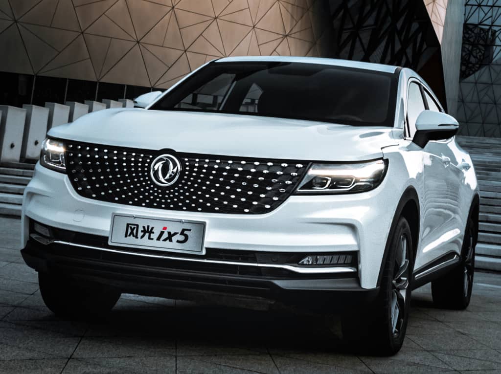 Vista frontal del DFSK F5 destacando su parrilla e iluminación.