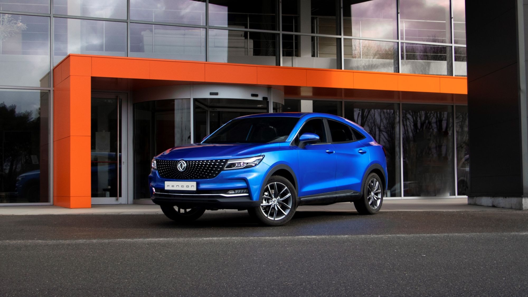 Vista lateral y frontal del DFSK F5 en un entorno natural.