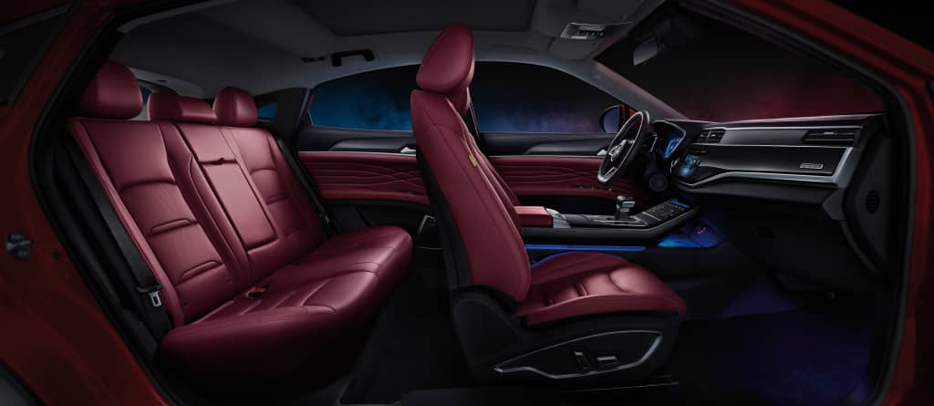 Visión amplia del interior del DFSK F5 con asientos de cuero y diseño ergonómico.