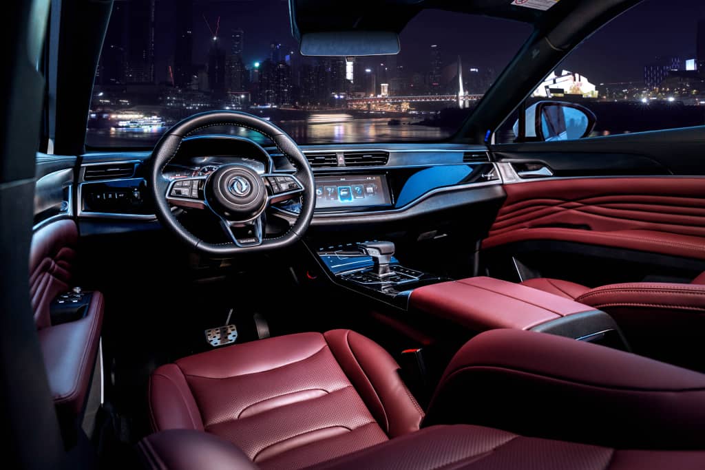 Interior del DFSK F5 con enfoque en los asientos de cuero y acabados premium.