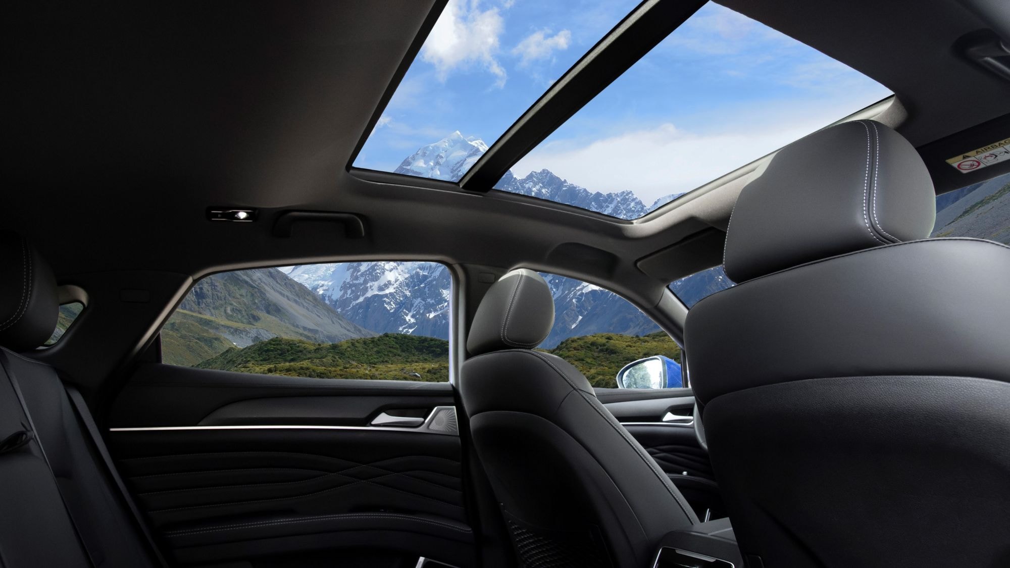 Vista general del interior del DFSK F5, combinando elegancia y tecnología.