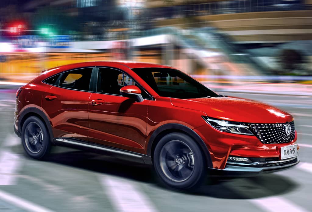 El DFSK F5 en movimiento, destacando su diseño lateral y aerodinámica.