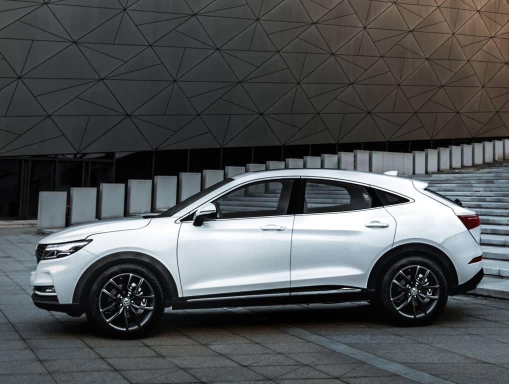 Lateral del DFSK F5 en color blanco, resaltando su silueta y las llantas deportivas.