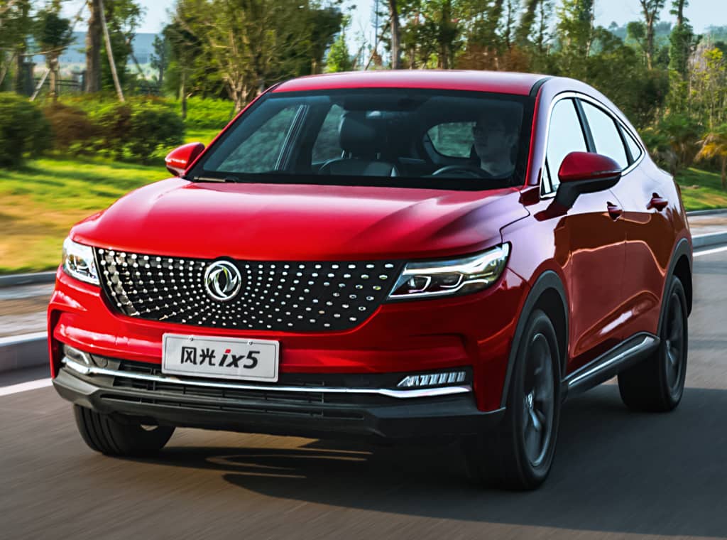 Perfil lateral del DFSK F5 captado durante la conducción, subraya las llantas y la carrocería.