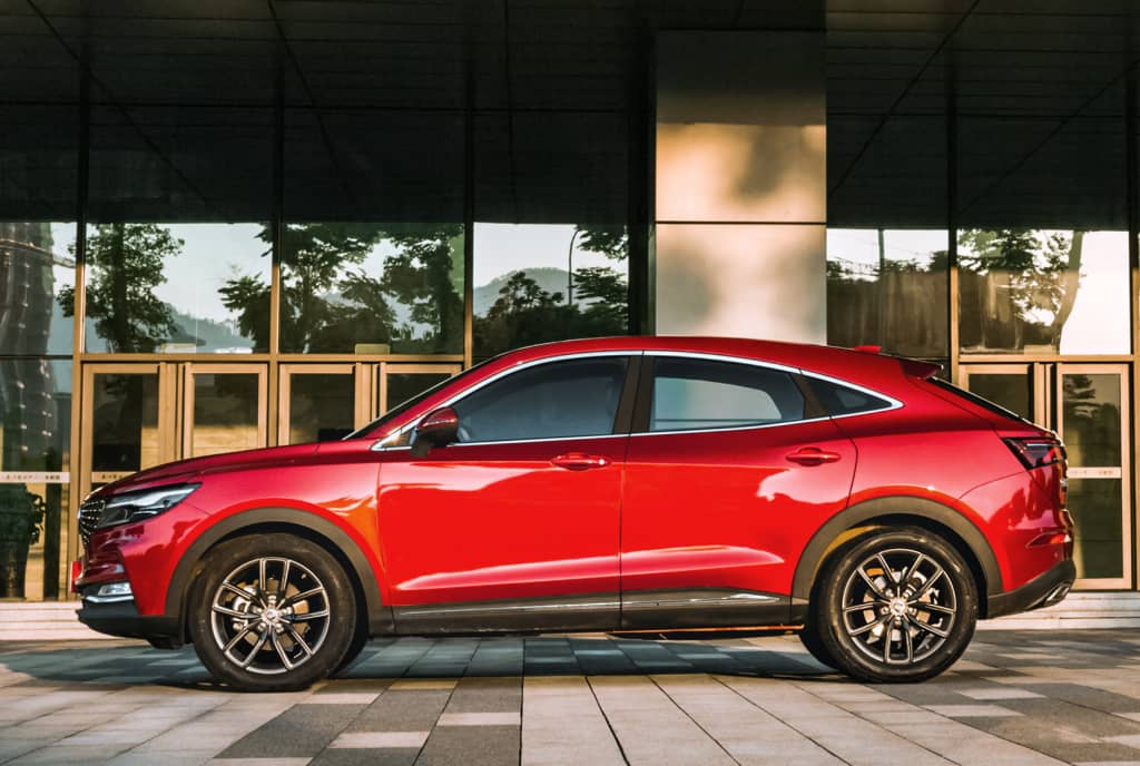 Perfil lateral del DFSK F5 en color rojo, destacando su línea de techo y diseño de ventanas.