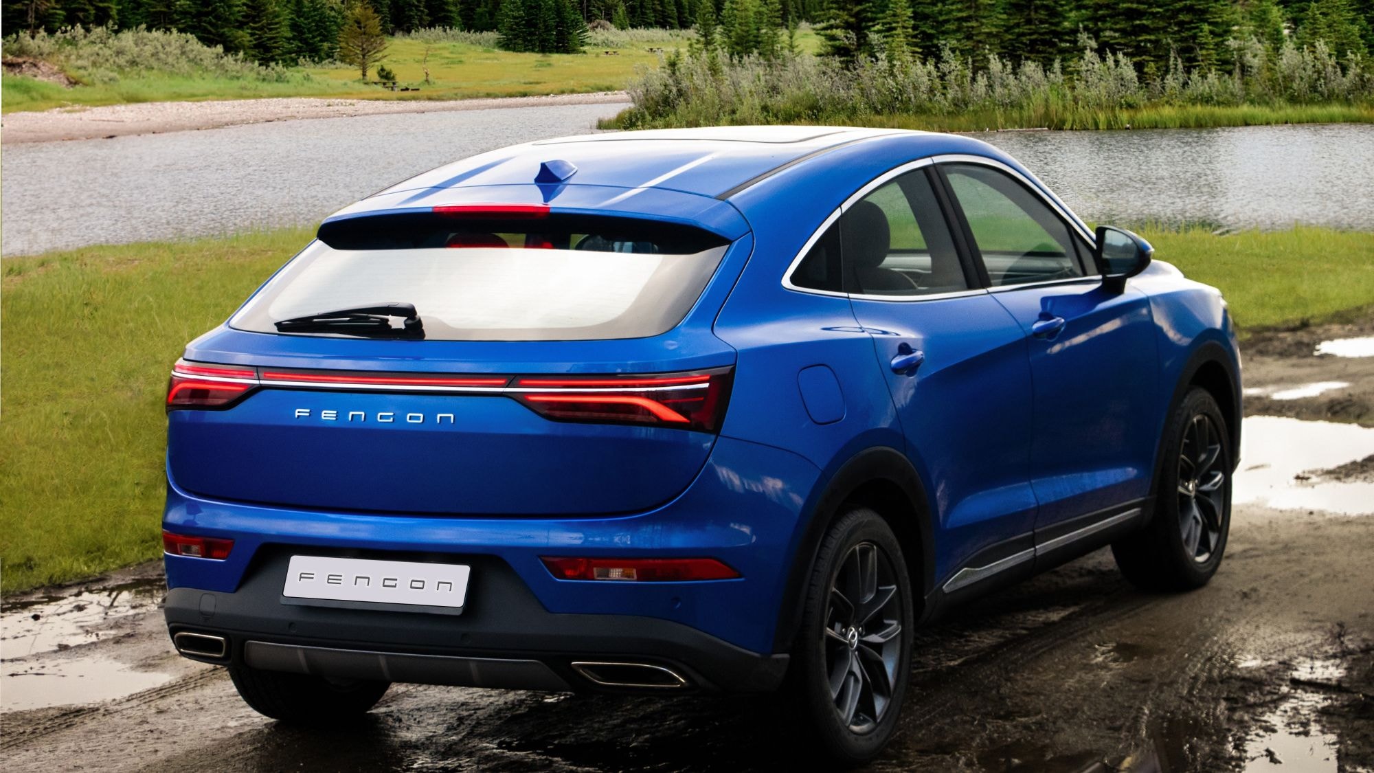 Vista trasera y lateral del DFSK F5, destacando su diseño estilizado y moderno.