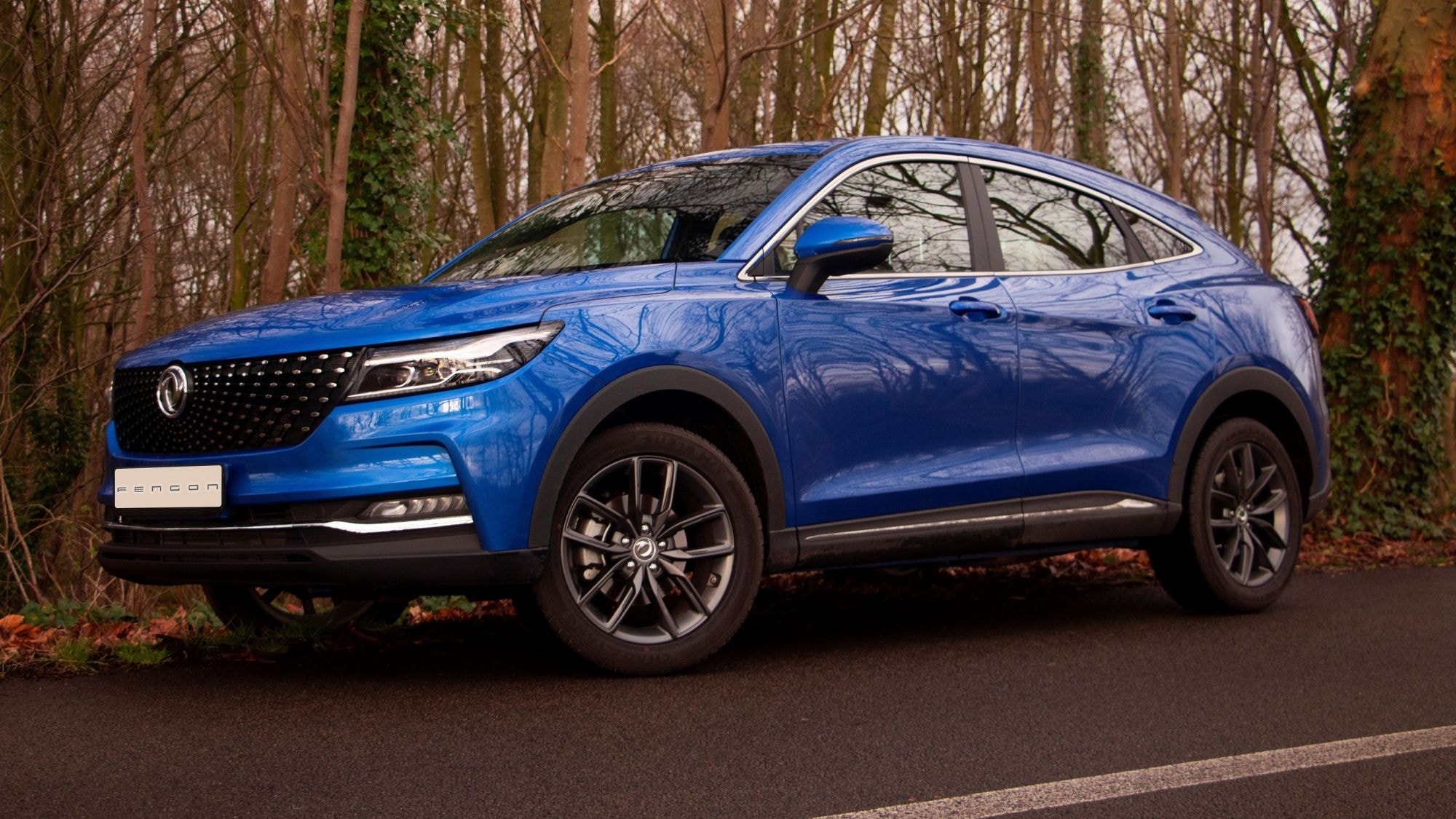 Vista trasera del DFSK F5 con un diseño moderno y deportivo.