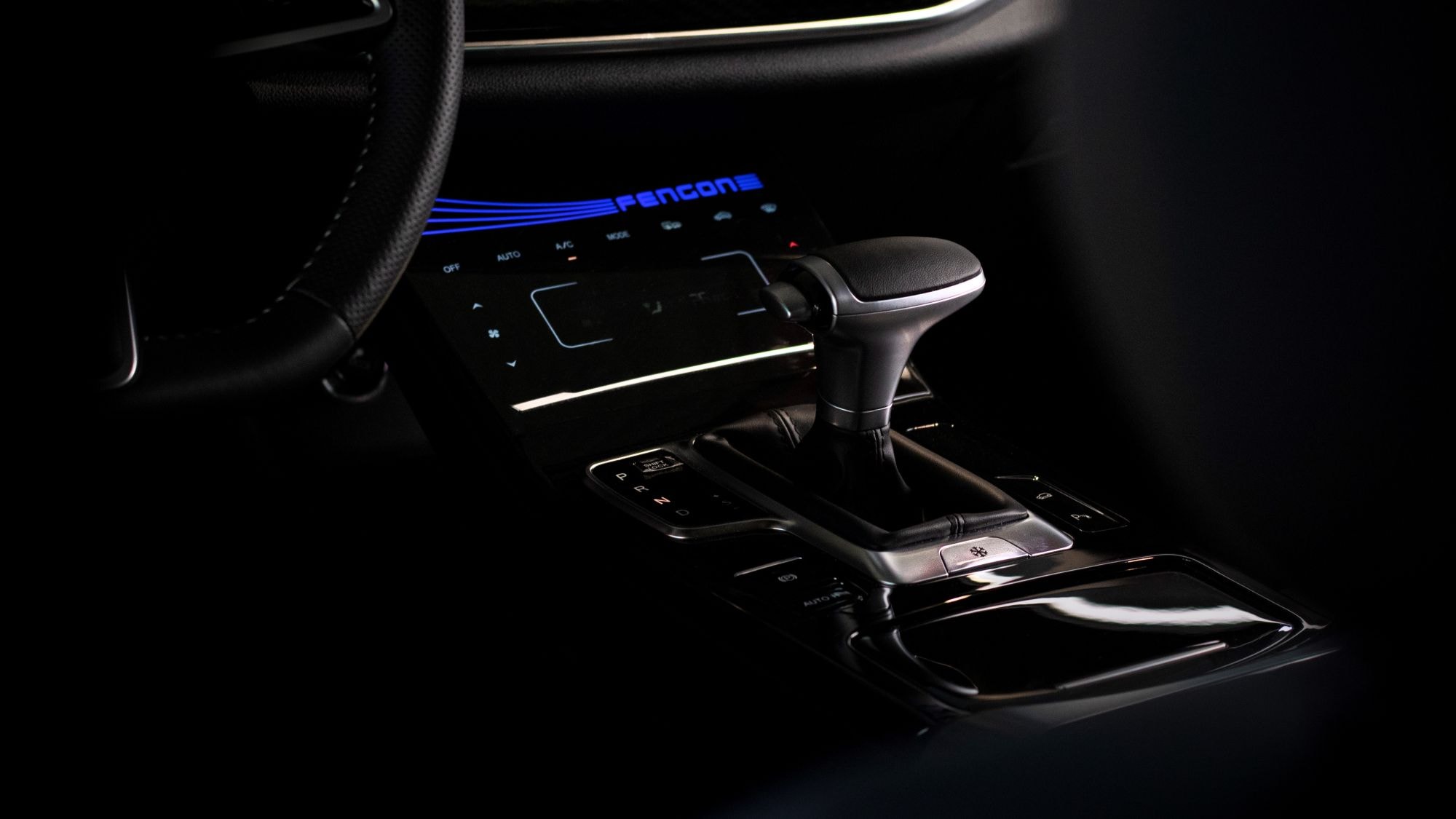 El DFSK F5 frente a un edificio moderno, destacando su elegancia.