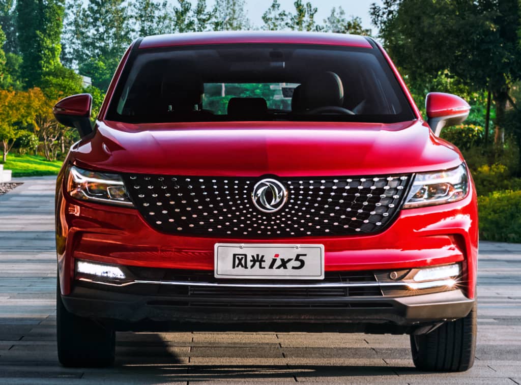 Detalle cercano de la parte frontal del DFSK F5, resaltando la parrilla.