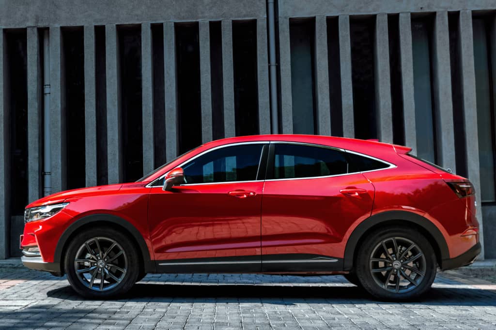 Perfil dinámico del DFSK F5 en rojo vibrante.