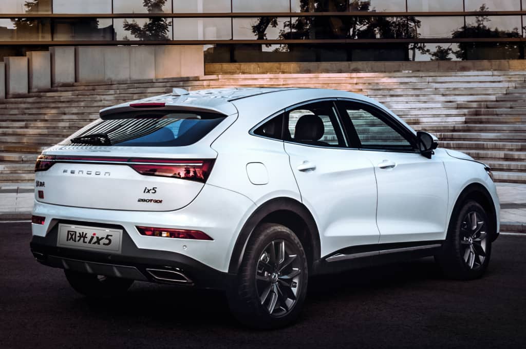 Vista combinada trasera y lateral del DFSK F5, exhibiendo su diseño de cola y flanco.