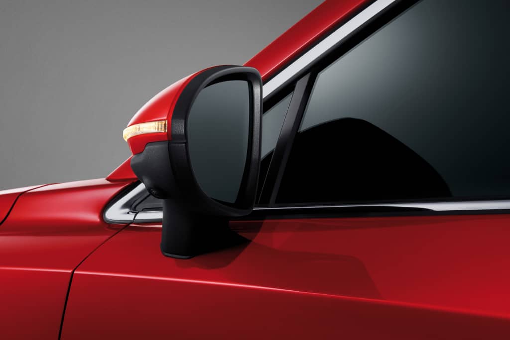 Vista en detalle del espejo retrovisor lateral del DFSK F5, resaltando su diseño aerodinámico.