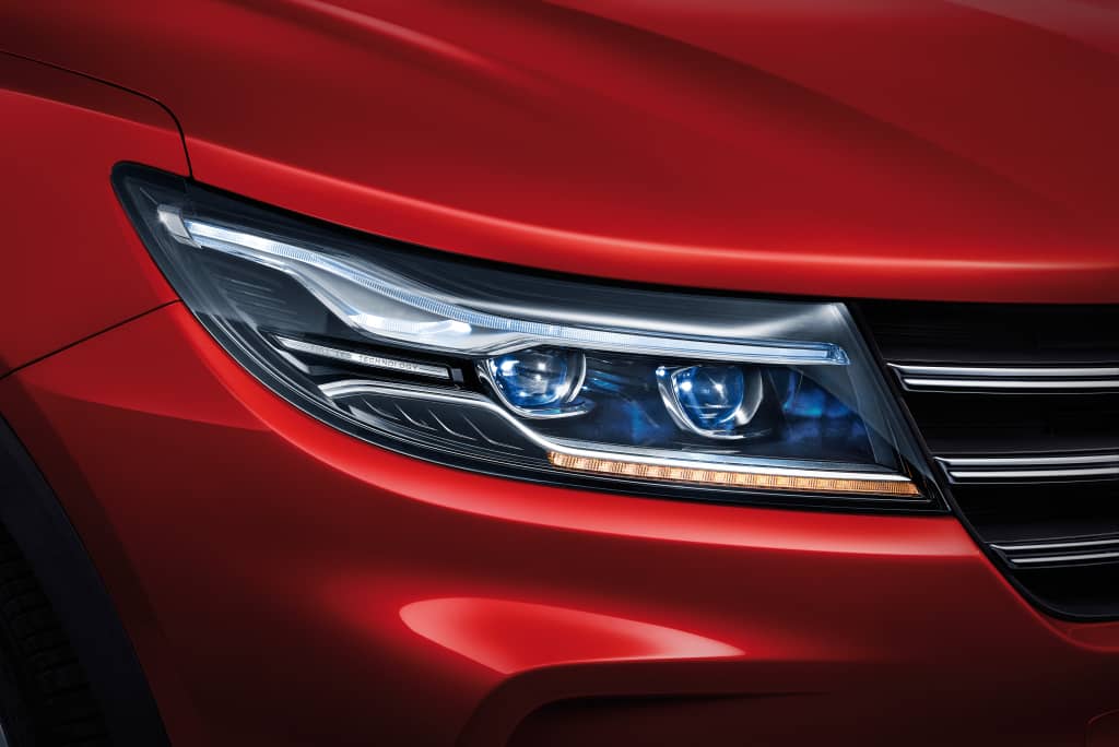 Faro delantero del DFSK F5 mostrando detalles de iluminación LED.