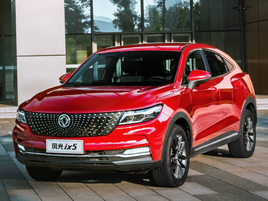 Vista frontal del DFSK F5, destacando la parrilla y el conjunto óptico que definen su carácter.