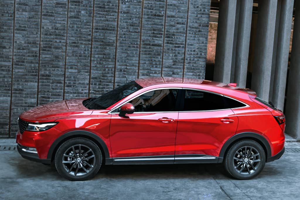 Perfil lateral del DFSK F5 resaltando las líneas de diseño y la estética general del vehículo.