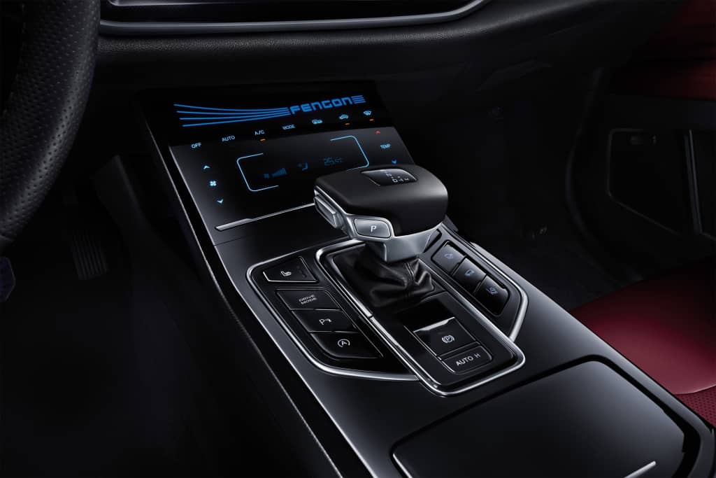 Consola central del DFSK F5 con enfoque en el selector de marchas.