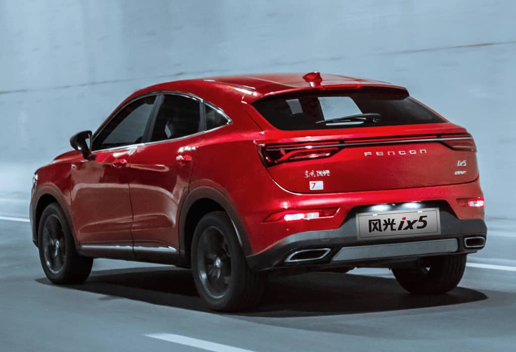 Imagen de la trasera y lateral del DFSK F5 en un ambiente nocturno, destacando su diseño de luces.