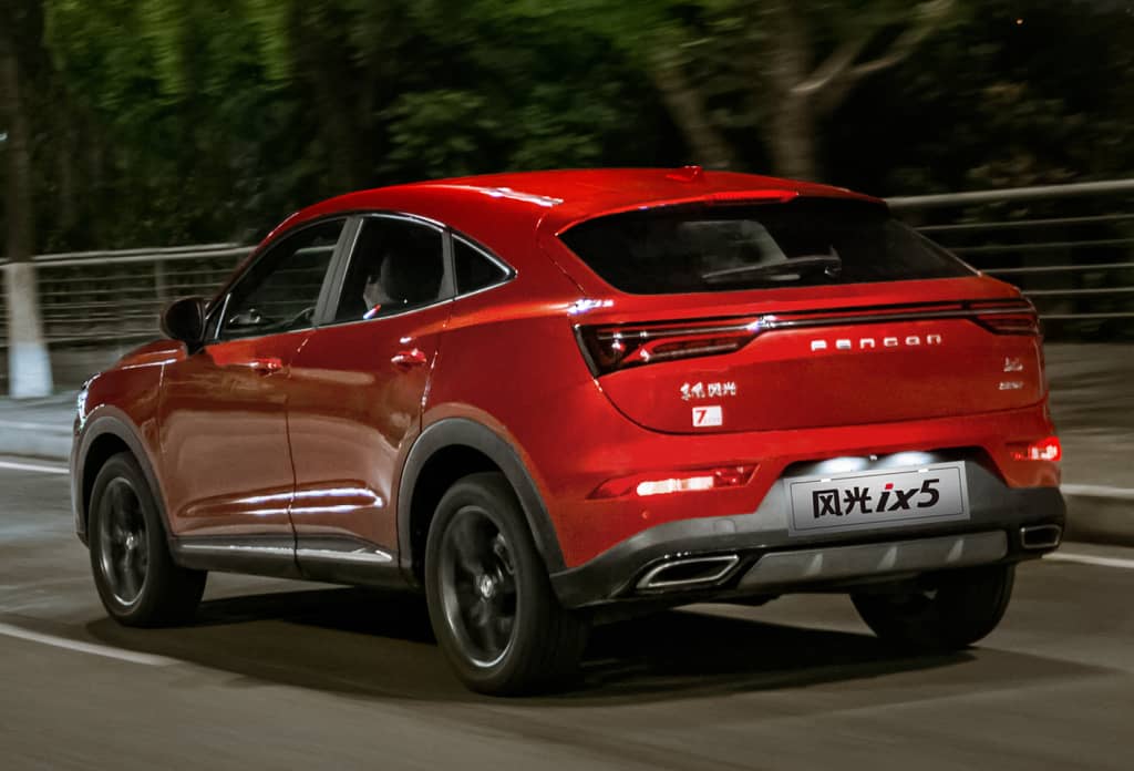 Perspectiva dinámica de la trasera y lateral del DFSK F5, mostrando su diseño y proporciones en movimiento.