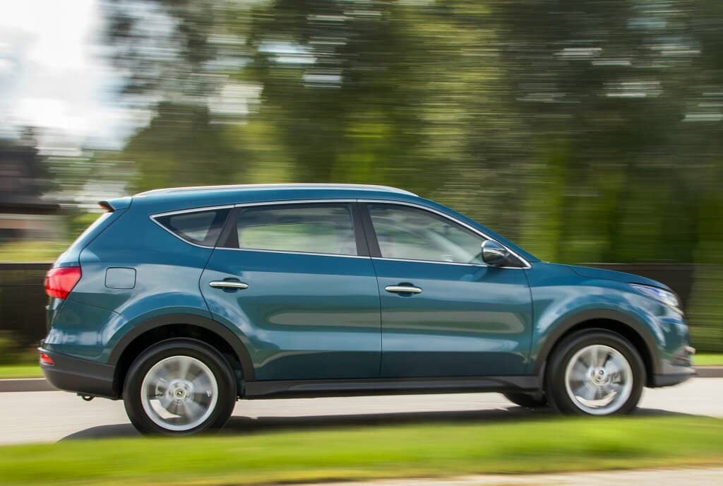 Captura dinámica del DFSK Glory 580 desde una perspectiva lateral.