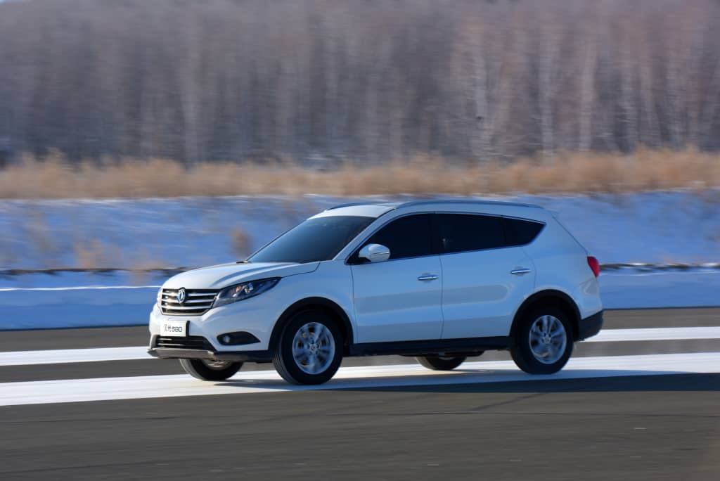 El DFSK Glory 580 capturado en un contexto invernal, resaltando su apariencia robusta.