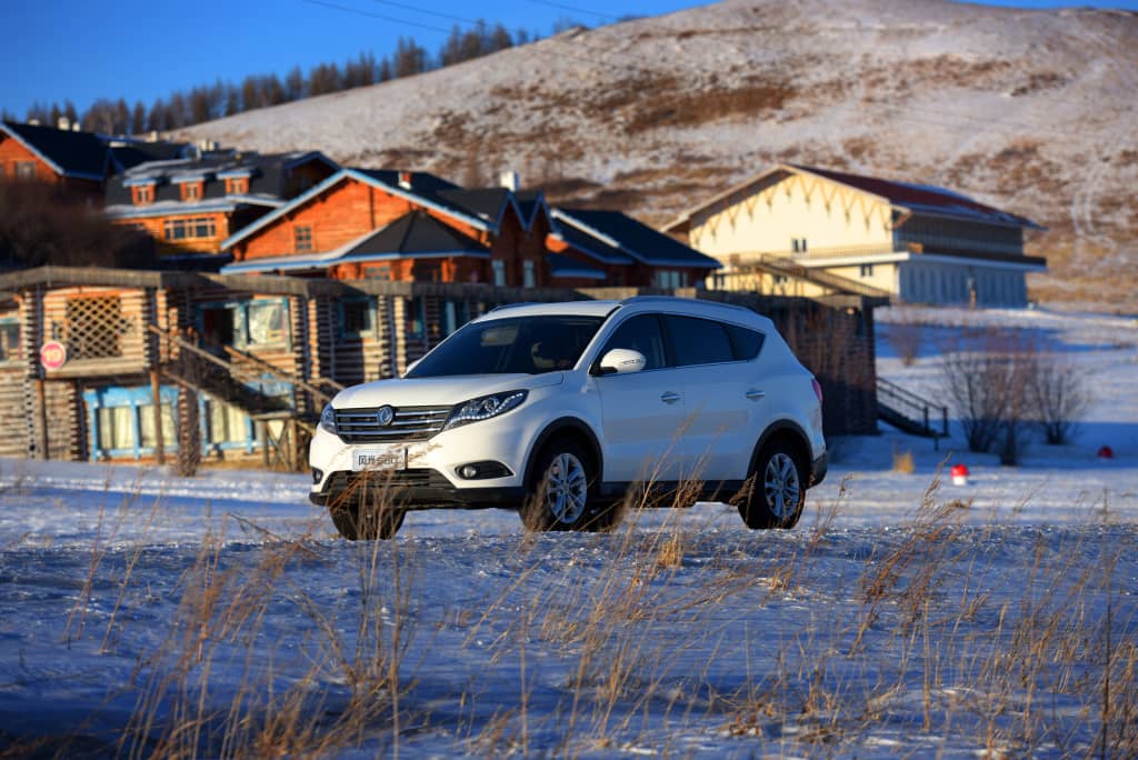 DFSK Glory 580 en paisaje invernal, mostrando su perfil en entorno natural.