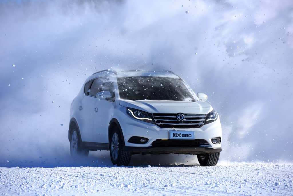 El DFSK Glory 580 enfrentando condiciones nevadas, demostrando su robustez.