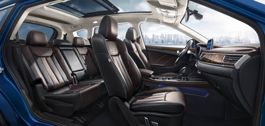 Vista interior del DFSK Glory 580, priorizando confort y espacio entre asientos.