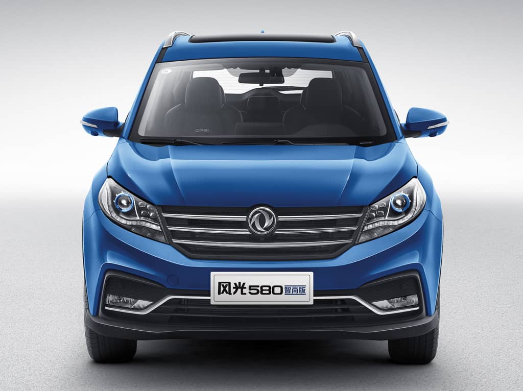 Frente imponente del DFSK Glory 580 con detalles cromados y diseño de faros.