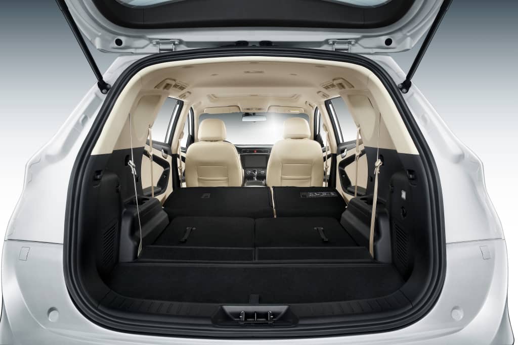 Amplio maletero del DFSK Glory 580 con asientos traseros abatidos.