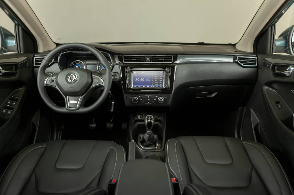 Detalle del salpicadero y zona central del DFSK Glory 580.