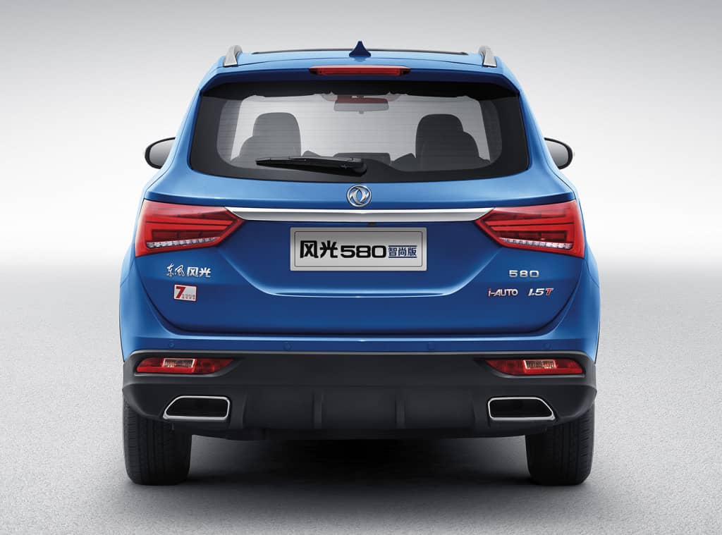 Visión directa de la zaga del DFSK Glory 580, mostrando detalles y lineas de diseño.