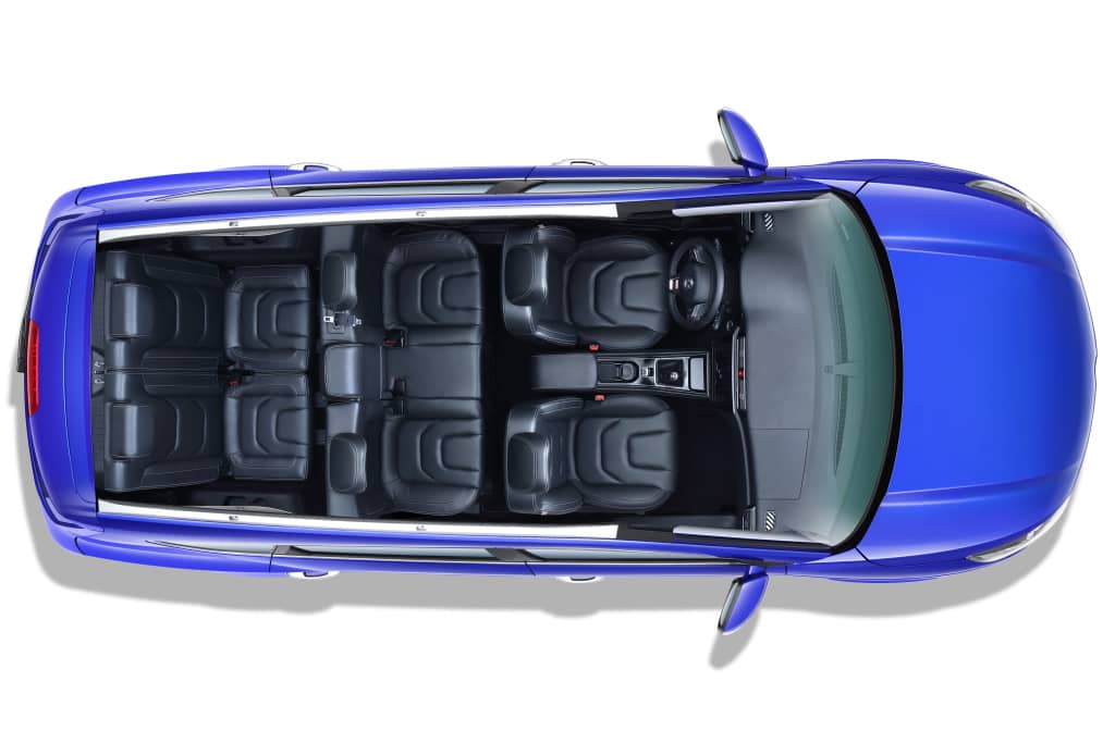 Vista aérea del habitáculo, mostrando la disposición de los asientos.