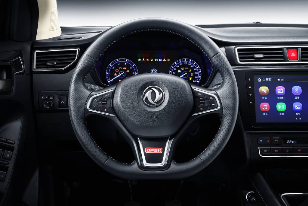 Volante e instrumentación digital del DFSK Glory 580, visión clara de controles.