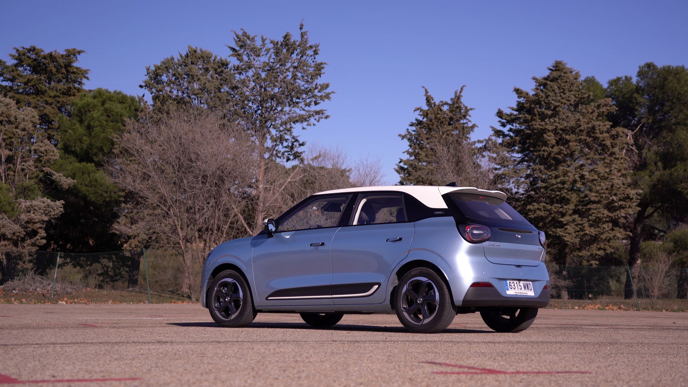 Otra vista frontal del Dongfeng Box, enfatizando su atractivo visual.