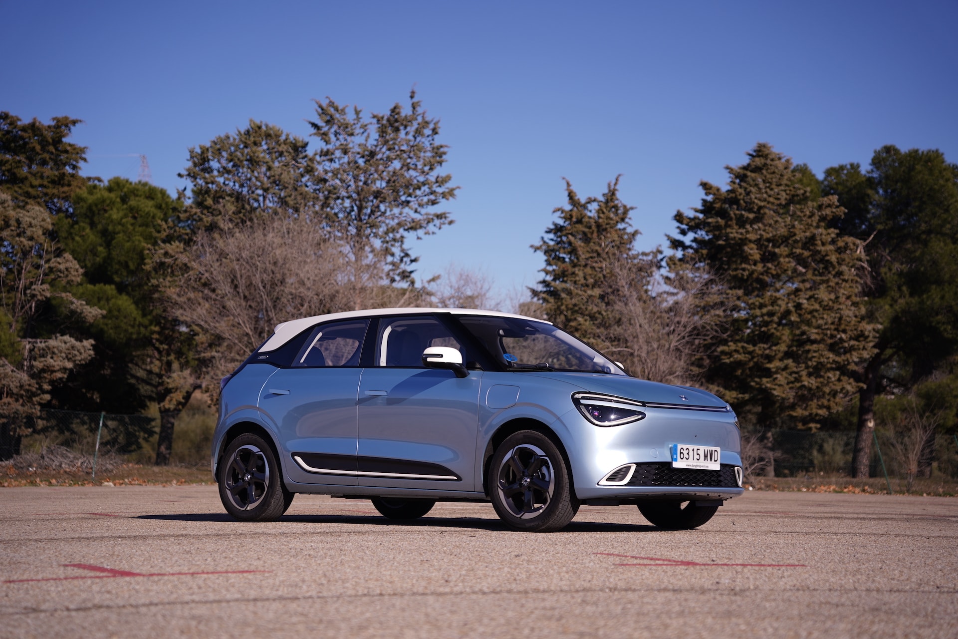 Vista trasera y lateral del Dongfeng Box, resaltando su silueta.