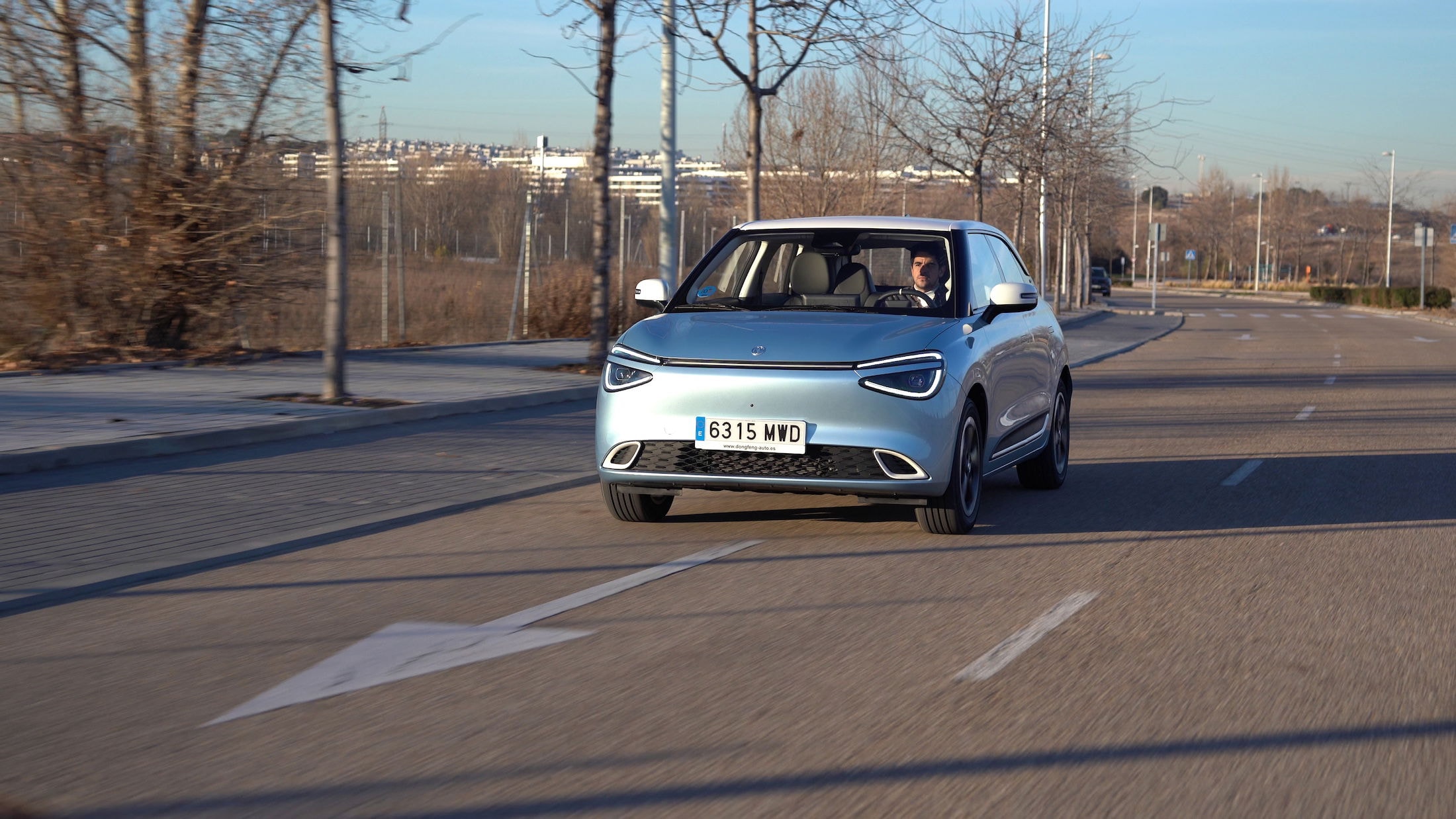 Perspectiva lateral del Dongfeng Box, capturando la armonía de su diseño.