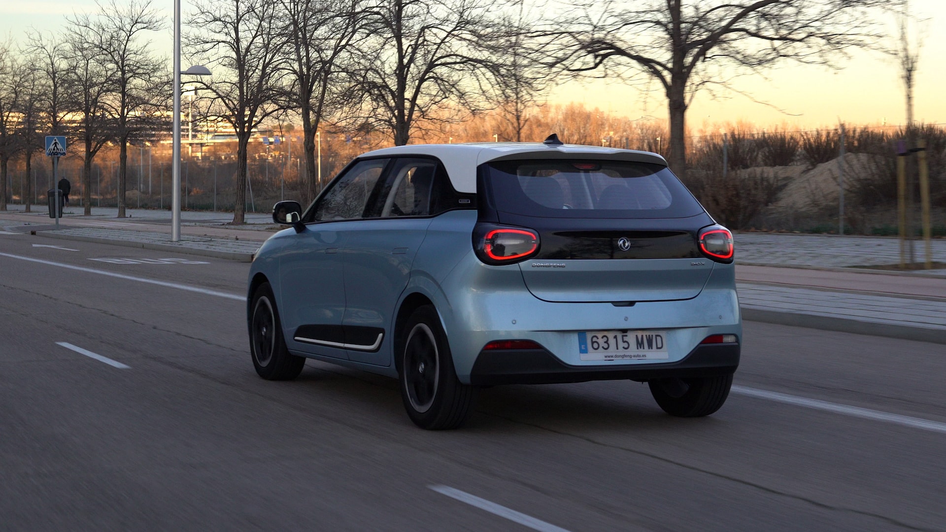 Dongfeng Box en movimiento, resaltando su agilidad urbana.