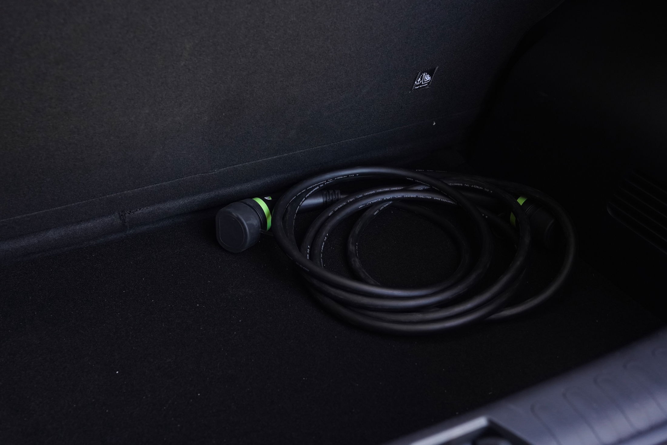 Dongfeng Box en acción, proyectando su estilo contemporáneo por la carretera.