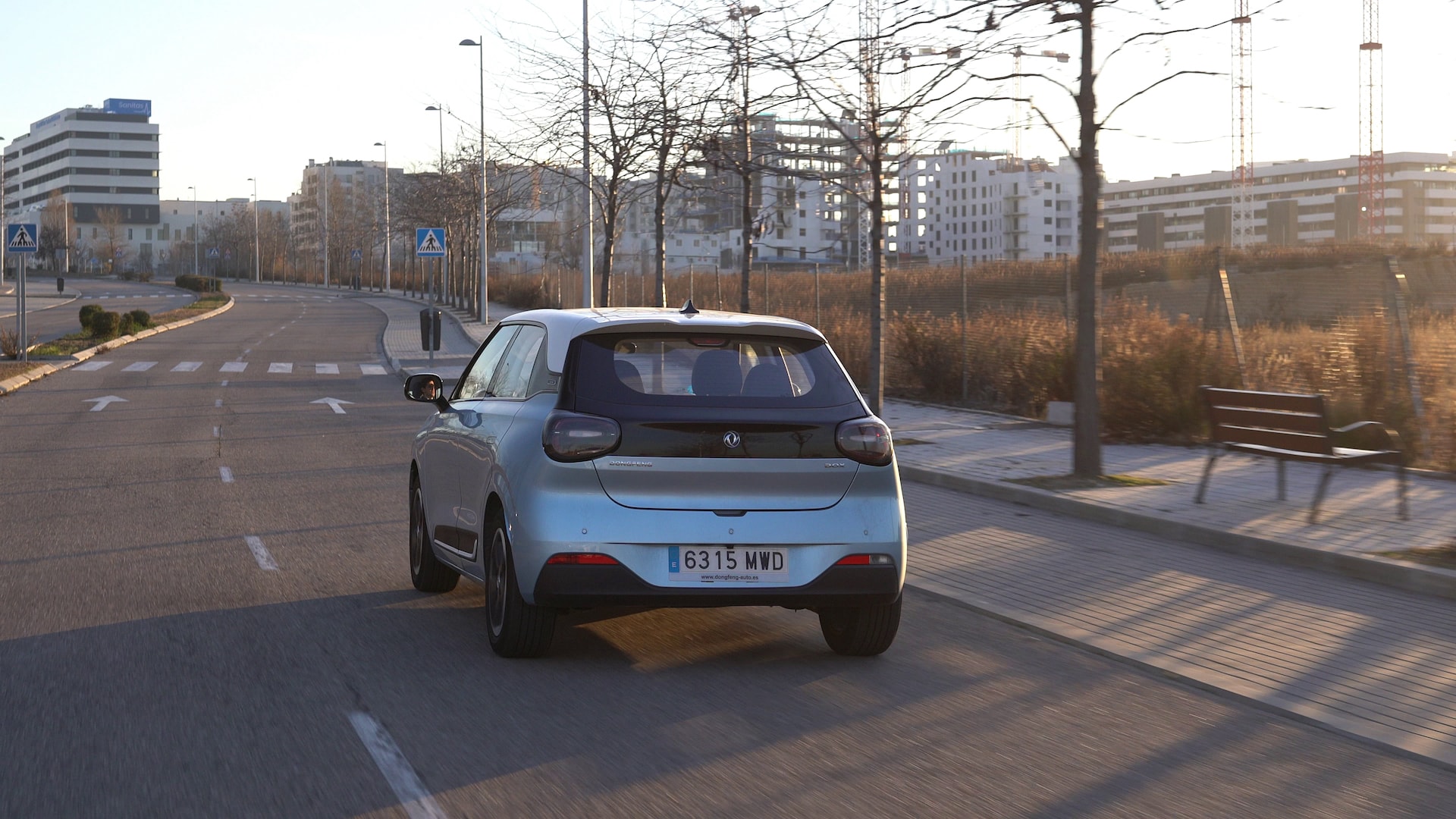 Dongfeng Box transitando por una carretera, resaltando su rendimiento.