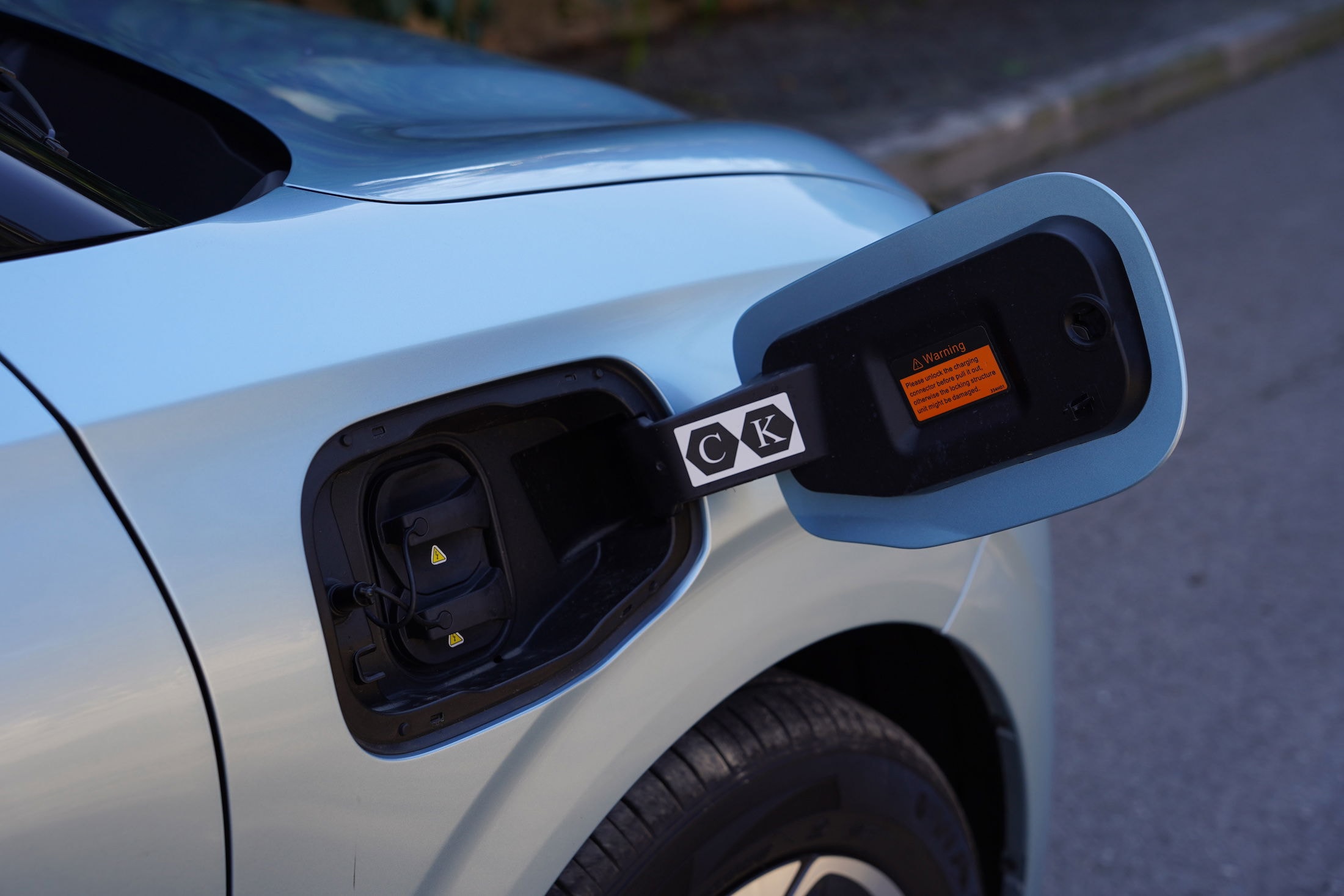 Vista lateral del Dongfeng Box estacionado, resaltando su diseño atractivo.