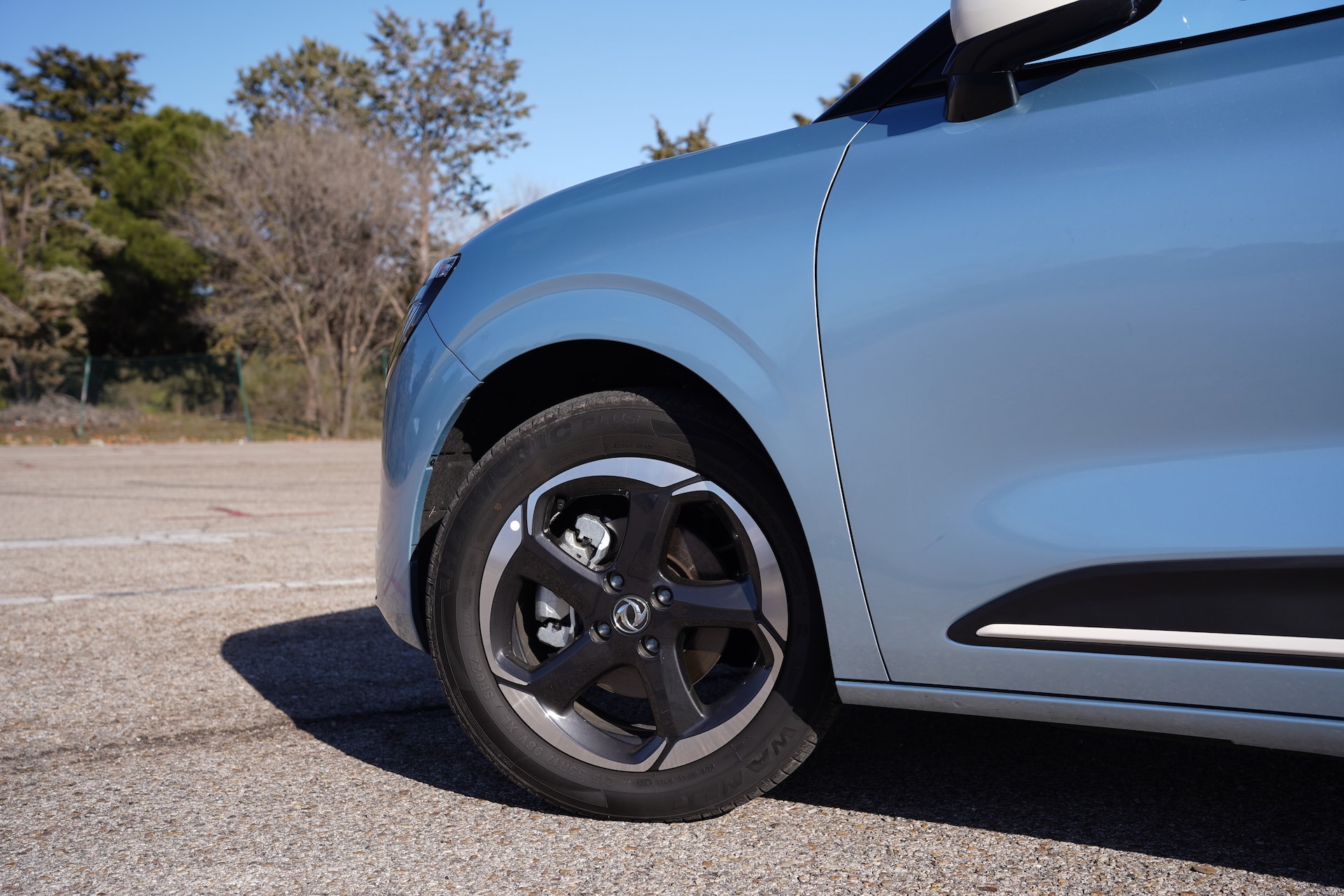 Etiqueta de circulación en el parabrisas, importante para la identificación del vehículo.