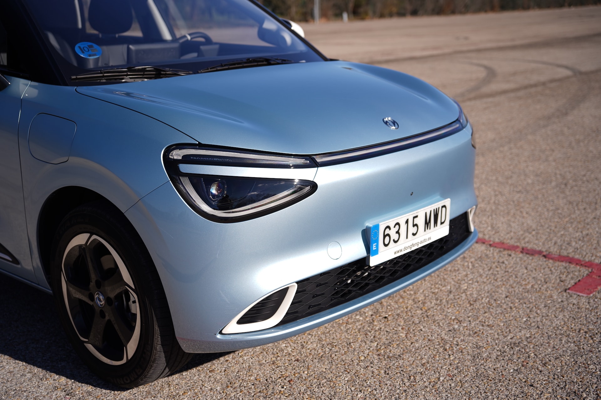 Vista lateral del Dongfeng Box, destacando su diseño moderno y elegante.