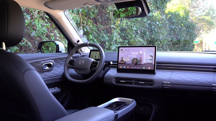 Vista frontal del Dongfeng Box mostrando su diseño moderno. Vista frontal del Dongfeng Box mostrando su diseño moderno.