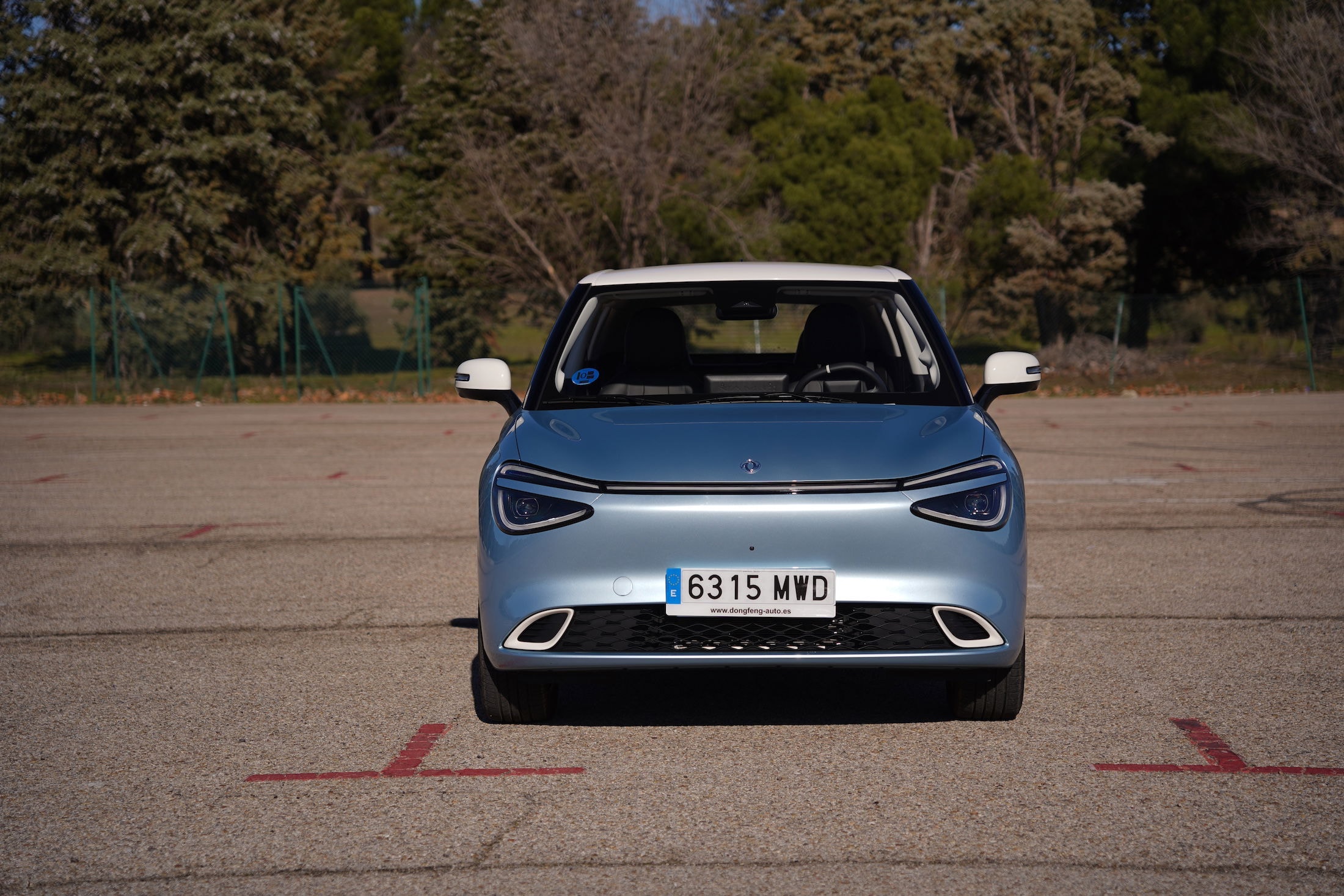 Vista frontal del Dongfeng Box que destaca su diseño moderno y aerodinámico.